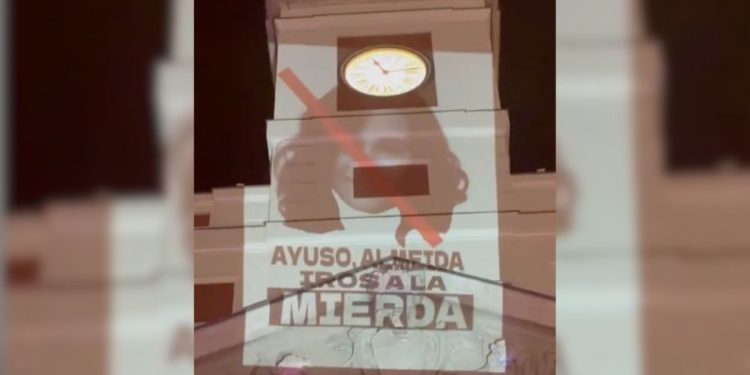 Acampada en la Puerta del Sol: proyectan un mensaje contra Ayuso y Almeida en la fachada de la sede de la Comunidad de Madrid