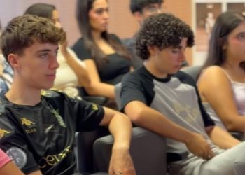 Nabila Benzina recibe a nuevos estudiantes de la UGR en Ceuta