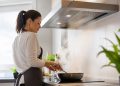 Cómo usar el extractor de cocina para reducir humo y olores y mejorar la ventilación en casa