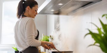 Cómo usar el extractor de cocina para reducir humo y olores y mejorar la ventilación en casa