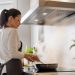 Cómo usar el extractor de cocina para reducir humo y olores y mejorar la ventilación en casa
