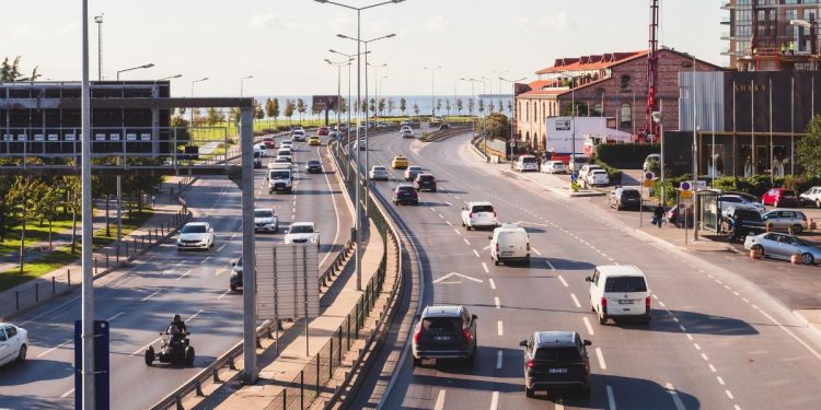 Nuevas normas de la DGT desde el 1 de octubre: así cambian adelantamientos, cinturón, patinetes y circulación con nieve