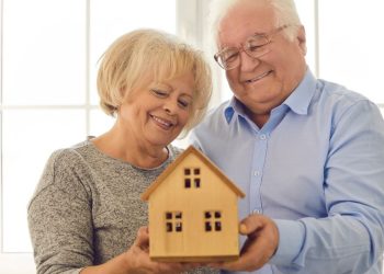 La ventaja fiscal de Hacienda para mayores de 65 años que den su casa a sus hijos