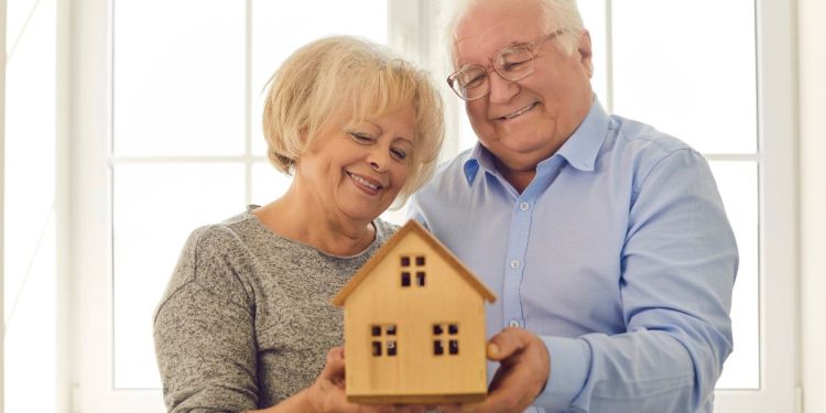 La ventaja fiscal de Hacienda para mayores de 65 años que den su casa a sus hijos