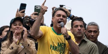 Flávio Bolsonaro se impone a Lula en la primera vuelta y acaricia el regreso de la ultraderecha al poder en Brasil