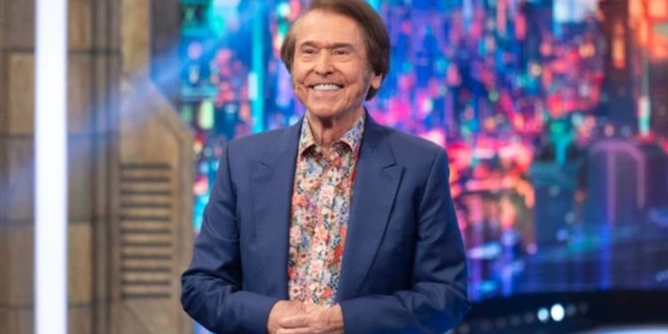 Tenso momento para Raphael en Perú: un espontáneo se abalanza sobre el cantante en pleno recital