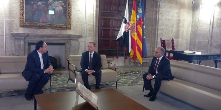 Juan Vivas se reúne con el presidente valenciano en Valencia