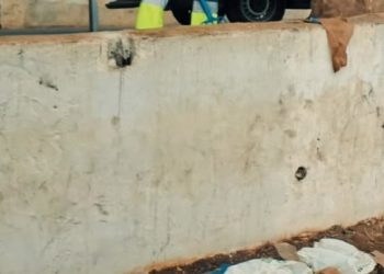 El Gobierno de Ceuta inicia limpieza en la playa del Trampolín