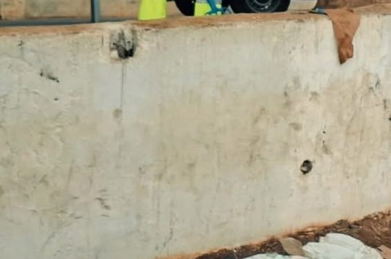 El Gobierno de Ceuta inicia limpieza en la playa del Trampolín