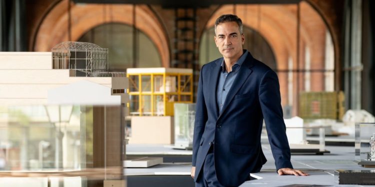 El Gobierno encubre los desembolsos en viajes del responsable de Vivienda próximo a Sánchez