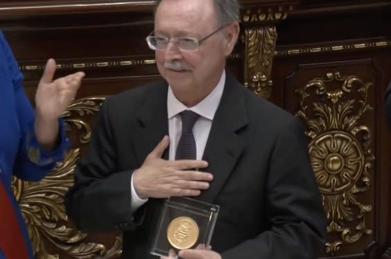 Juan Vivas recibe Medalla de Honor de València en Ceuta