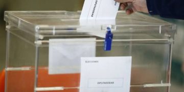 El Supremo frena el voto de los nacionalizados por la ‘ley de nietos’ y busca cómo citarlos antes de las elecciones