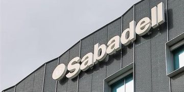 BPCE adquiere de forma amistosa el 7% de Banco Sabadell con el objetivo de superar el 9,9% y entrar en su Consejo