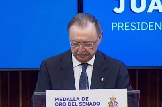 Juan Vivas recibe la Medalla de Oro del Senado por Ceuta