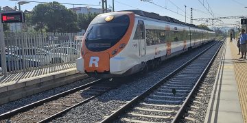 Caos en Rodalies por la caída de un árbol y un talud sobre un tren en Barcelona