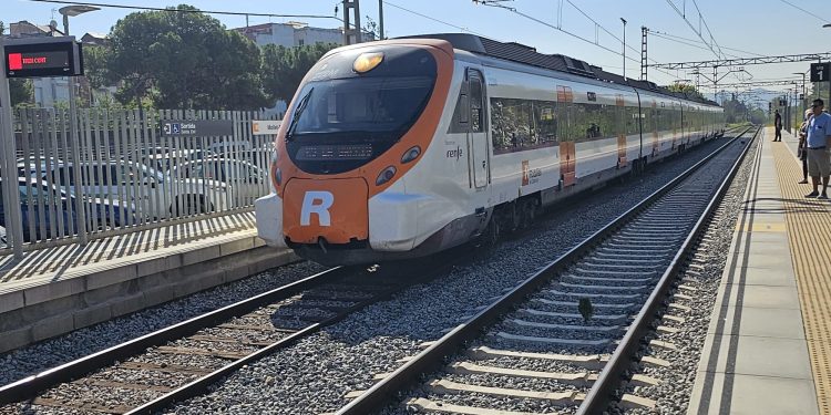 Caos en Rodalies por la caída de un árbol y un talud sobre un tren en Barcelona