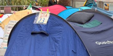 «Hasta que no esté Ceuta vacía no nos vamos»: la acampada de la Plaza de los Reyes busca seguir en Navidad