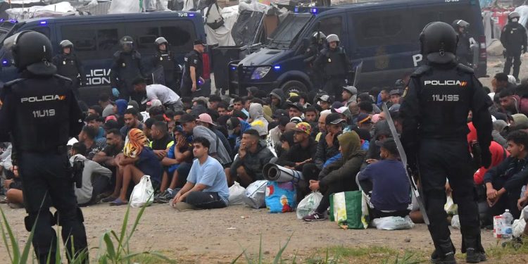 La Policía identifica a militares marroquíes entre los migrantes del asentamiento de El Trampolín en Ceuta