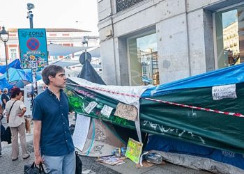 Pérdidas del 60 % de facturación y cierres anticipados: los comerciantes de la Puerta del Sol, al límite por la acampada