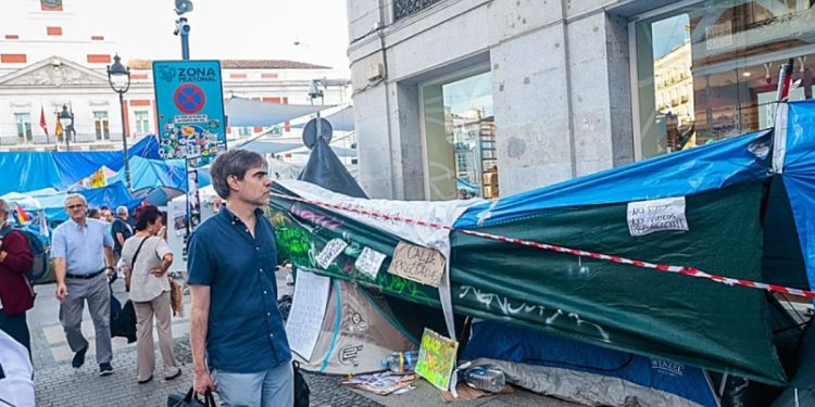 Pérdidas del 60 % de facturación y cierres anticipados: los comerciantes de la Puerta del Sol, al límite por la acampada