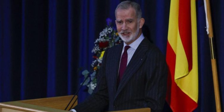 Los Reyes culminan el diseño de su histórica visita a Ceuta y Melilla tras invitar a su sociedad civil al 12 de Octubre