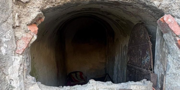 Descubren un refugio improvisado e insalubre en los túneles ocultos de los acantilados del Sarchal