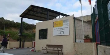 Despliegue de la Policía Nacional en el CETI para atajar un violento enfrentamiento con piedras y palos