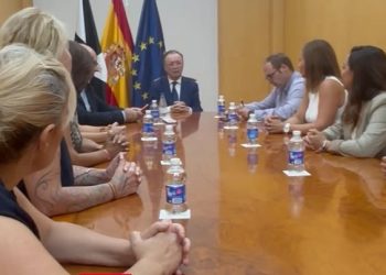 Juan Vivas se reúne con Mujeres Caballas para movilización