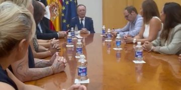 Juan Vivas se reúne con Mujeres Caballas para movilización