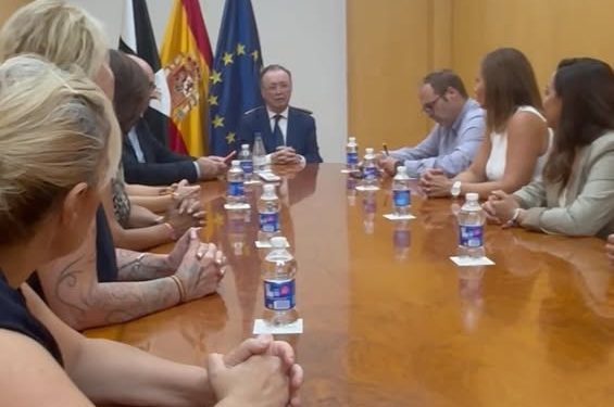 Juan Vivas se reúne con Mujeres Caballas para movilización