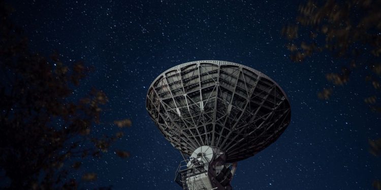 Detectan una señal de radio que viajó 10.000 millones de años