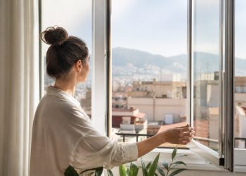 Cómo ventilar con eficacia y controlar la humedad en pisos de Ceuta sin generar corrientes molestas