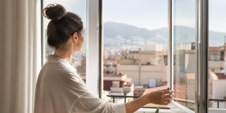 Cómo ventilar con eficacia y controlar la humedad en pisos de Ceuta sin generar corrientes molestas