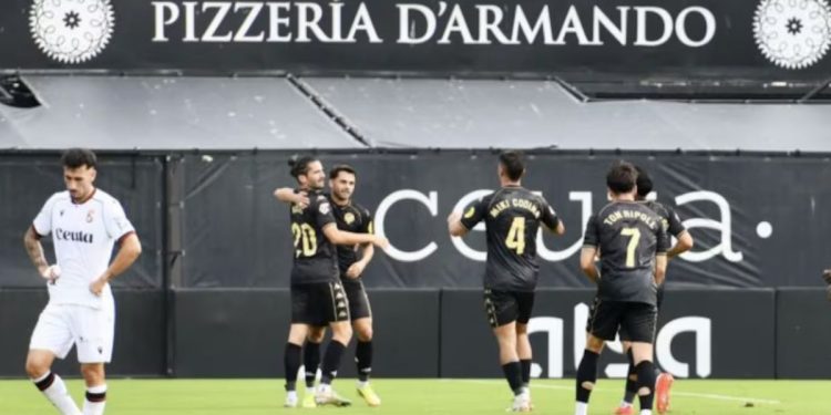 El Sabadell se impone al Ceuta (1-2) con un doblete de Ángel Baena y tumba a los locales en inferioridad