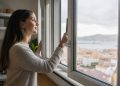 Ventilar sin errores en Ceuta: cómo gestionar la humedad para evitar moho y malos olores en casa