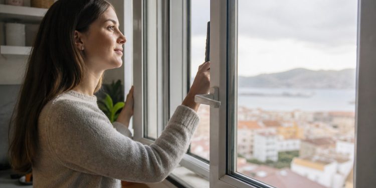 Ventilar sin errores en Ceuta: cómo gestionar la humedad para evitar moho y malos olores en casa