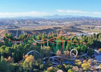 Tragedia en un parque de atracciones: muere una persona tras caer de una montaña rusa en movimiento en Georgia