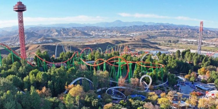 Tragedia en un parque de atracciones: muere una persona tras caer de una montaña rusa en movimiento en Georgia