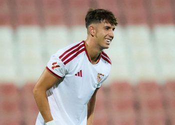 Saltan las alarmas en el Sevilla FC: Miguel Sierra se retira entre lágrimas por una lesión en el hombro ante el Levante