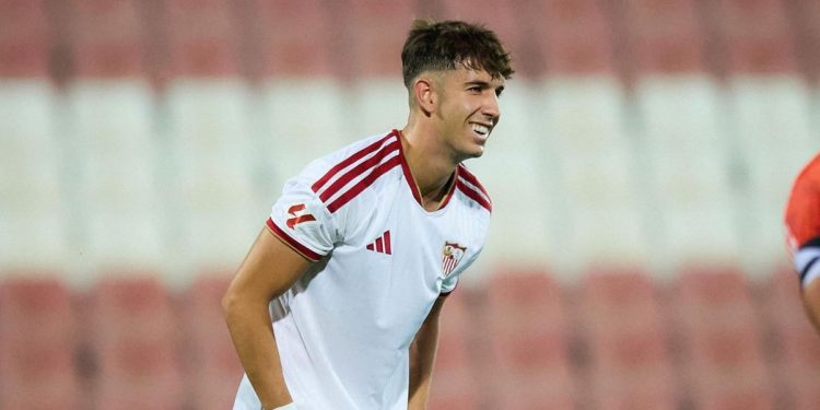 Saltan las alarmas en el Sevilla FC: Miguel Sierra se retira entre lágrimas por una lesión en el hombro ante el Levante