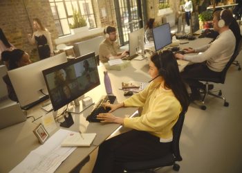 La IA está cambiando la forma de trabajar, sin reducir la carga laboral