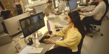 La IA está cambiando la forma de trabajar, sin reducir la carga laboral