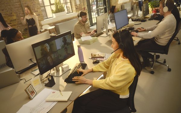 La IA está cambiando la forma de trabajar, sin reducir la carga laboral
