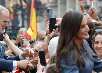 Baño de masas en la llegada de los Reyes a Ceuta: los caballas abarrotan la Gran Vía para dar la bienvenida a Felipe VI y Letizia