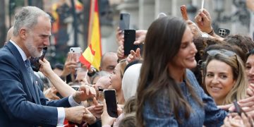 Baño de masas en la llegada de los Reyes a Ceuta: los caballas abarrotan la Gran Vía para dar la bienvenida a Felipe VI y Letizia