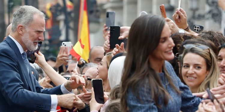 Baño de masas en la llegada de los Reyes a Ceuta: los caballas abarrotan la Gran Vía para dar la bienvenida a Felipe VI y Letizia