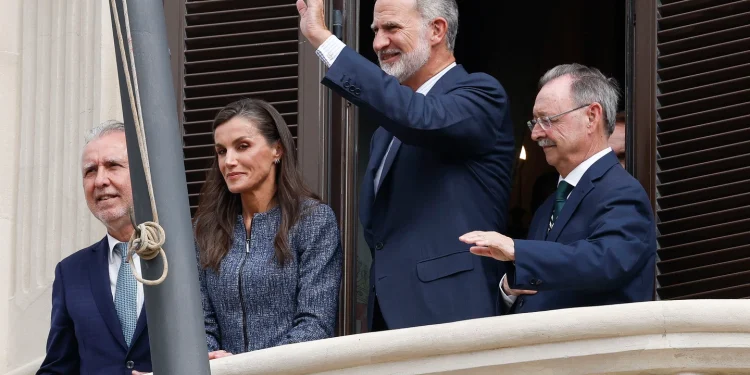 La llegada de los Reyes a Ceuta, en imágenes: así ha sido el baño de masas de Felipe VI y Letizia en la Gran Vía