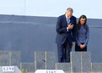 Los Reyes rinden homenaje a los fallecidos en la crisis migratoria durante su visita al cementerio musulmán de Sidi Embarek