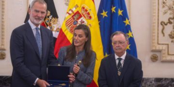 Juan Vivas entrega la Llave de Oro de la Ciudad a Felipe VI y reivindica la españolidad y estabilidad de Ceuta