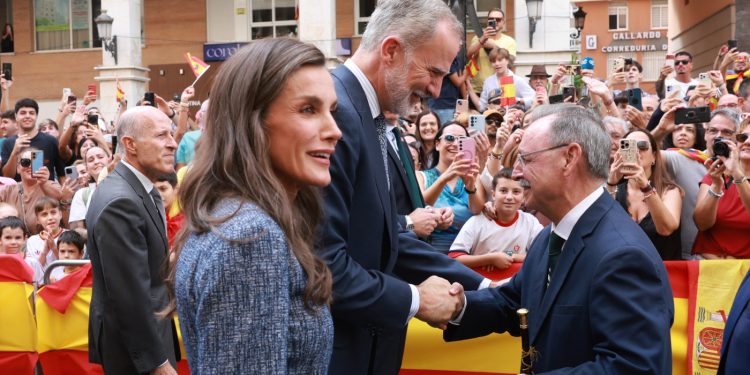 Juan Vivas recibe a los Reyes en su visita a Ceuta